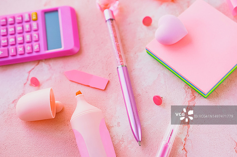 计算器、马克笔、笔、图钉和便签上的心形图片素材