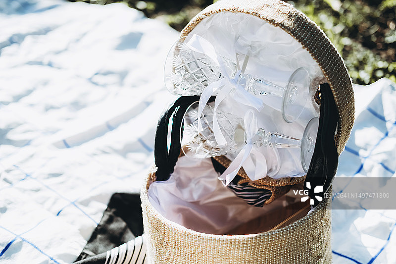 户外盖子背面带酒杯的圆形盒子图片素材