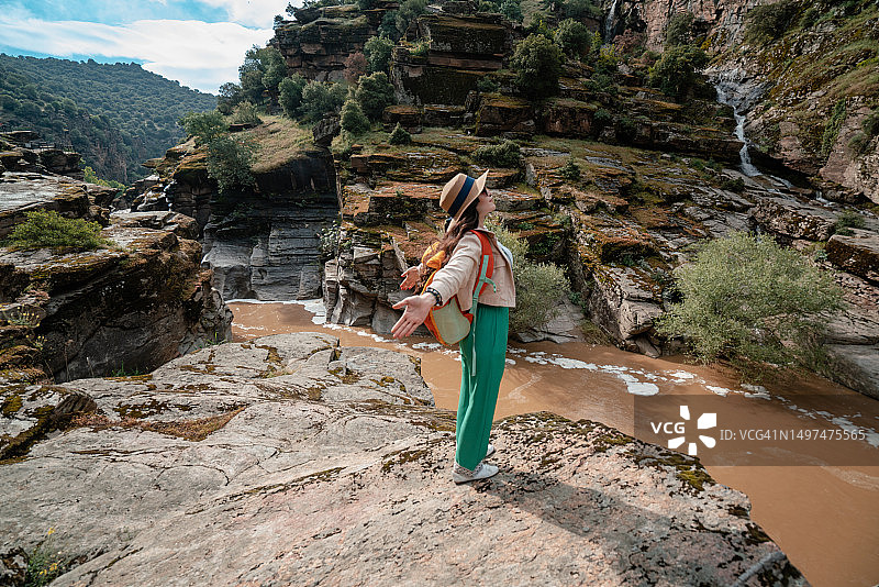 在乌萨克塔斯亚兰峡谷的女人张开双臂图片素材
