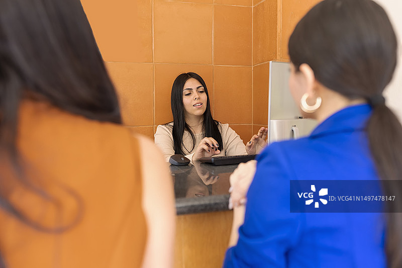 在接待处登记的商务女人主观视角图片素材