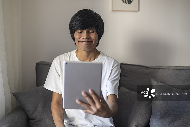 拉丁裔男人在家进行视频通话工作图片素材