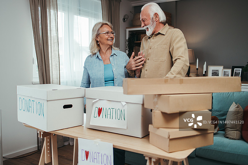 老年夫妇为慈善基金会准备衣物图片素材