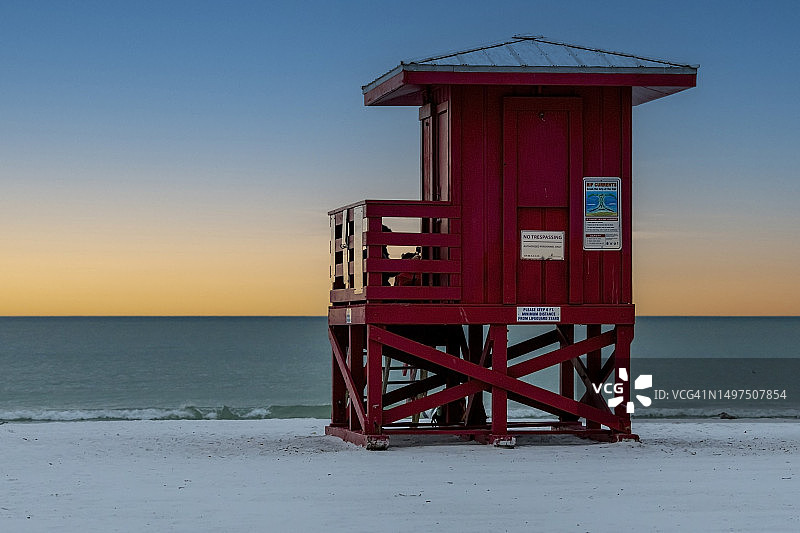 夕阳下的Siesta Key海滩救生站图片素材
