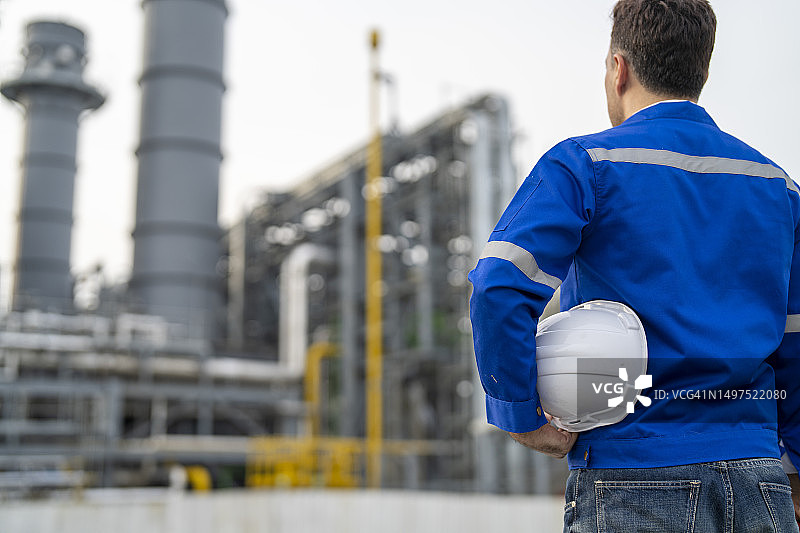 男人拿着白色头盔特写图片素材