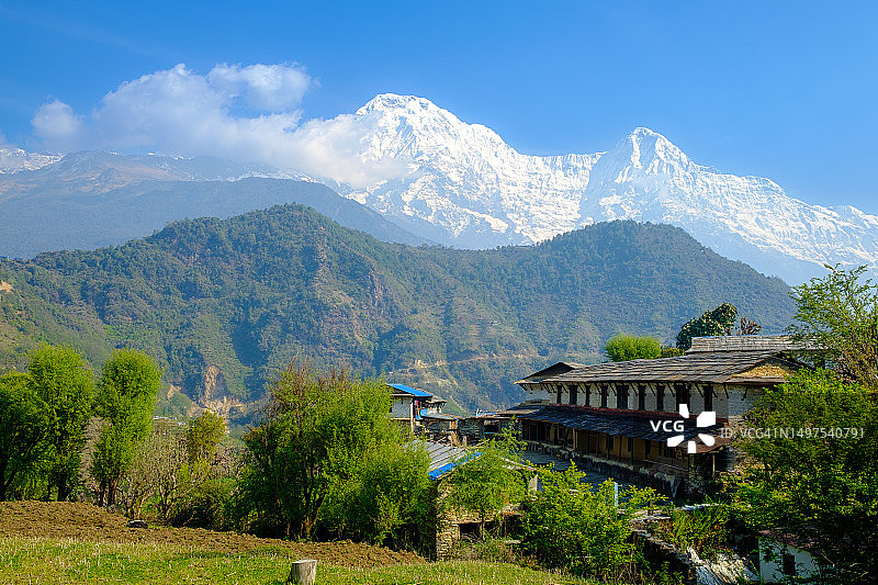 在尼泊尔喜马拉雅山脉徒步旅行期间的甘德鲁克村庄图片素材