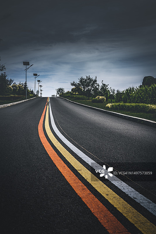 黄昏时分的城市道路图片素材