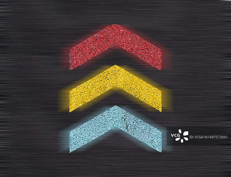 沥青上绘制的模糊箭头符号图片素材