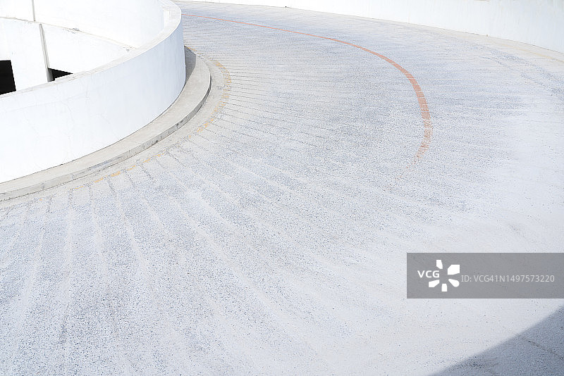 多层停车场中的旋转车道图片素材