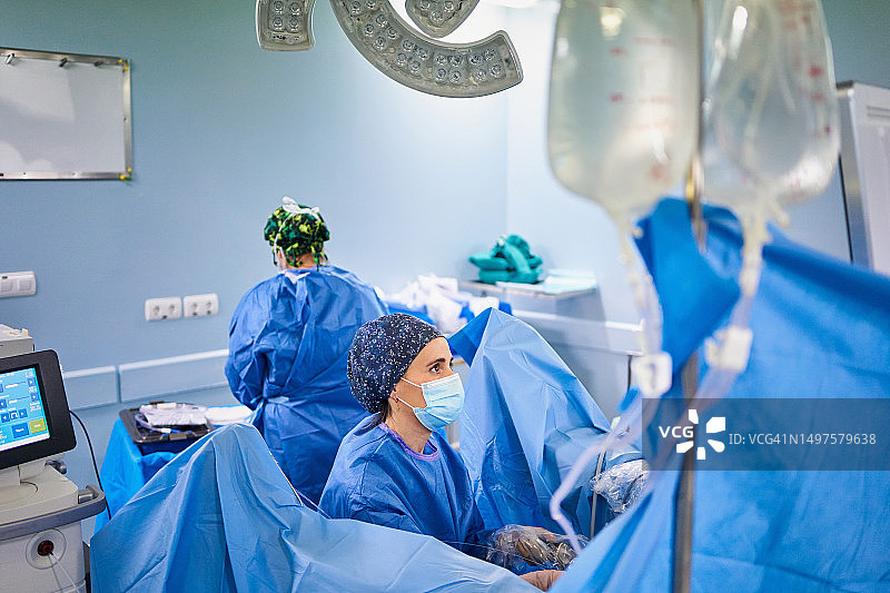 专注的女医生为病人进行体检图片素材