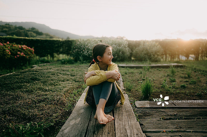 后院里可爱的年轻女孩图片素材