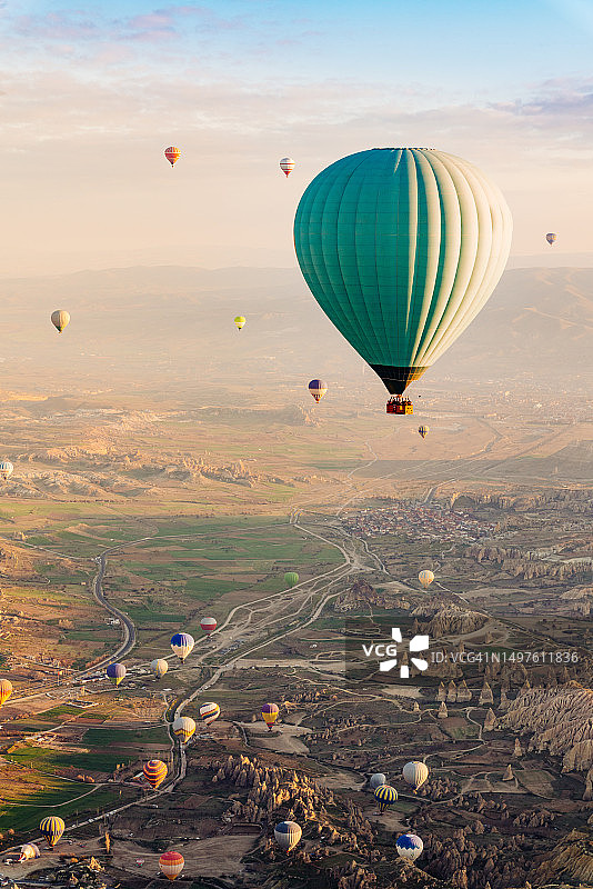 卡帕多奇亚土耳其日出时的热气球图片素材