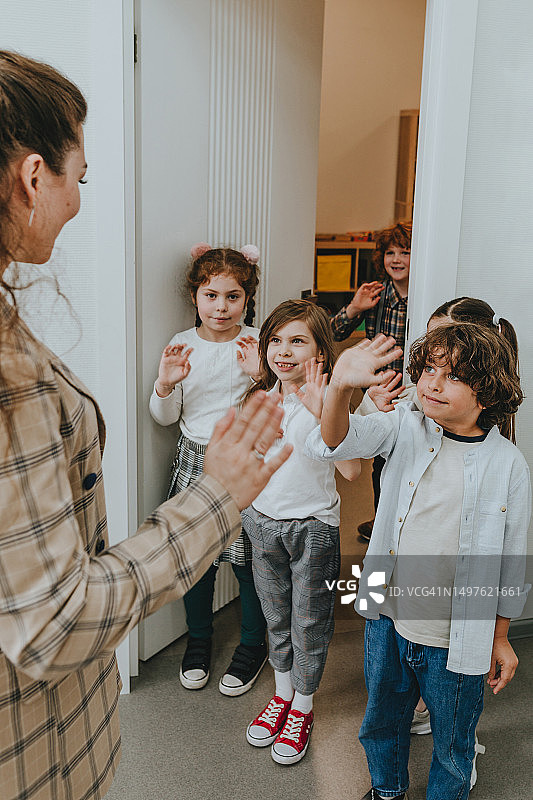 女老师与学生击掌问候图片素材