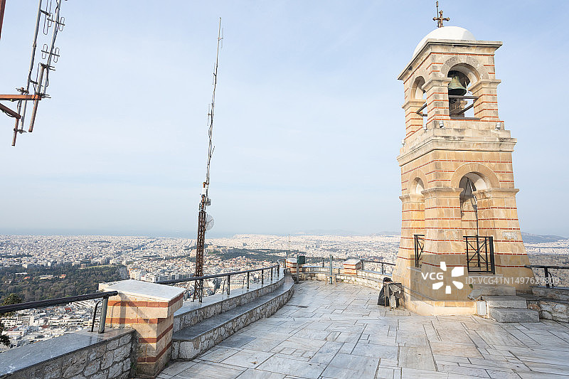 希腊雅典利卡维多斯山顶教堂的钟楼图片素材