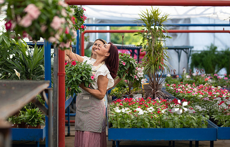孩子在花店帮忙，和监护人一起玩耍图片素材