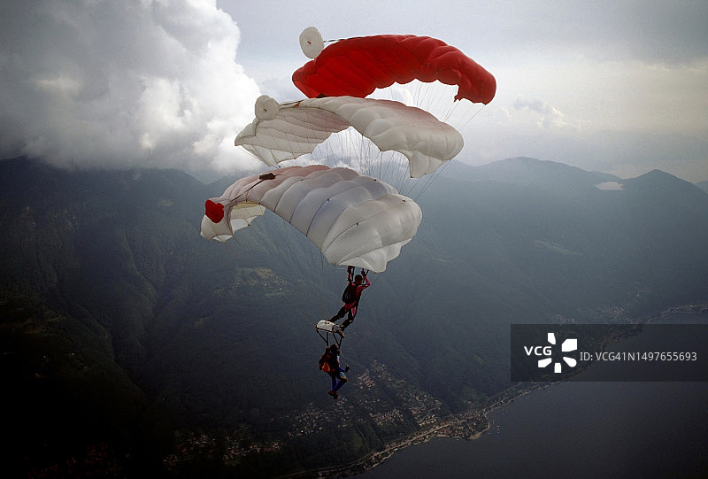 在瑞士山地景观上表演的跳伞运动员图片素材