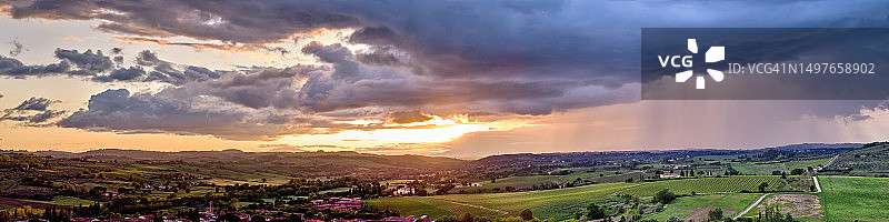 意大利托斯卡纳乡村的暴风雨图片素材