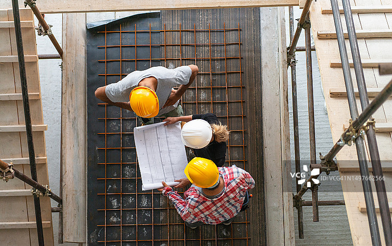 建筑工地上的女建筑师、工程师和工头图片素材