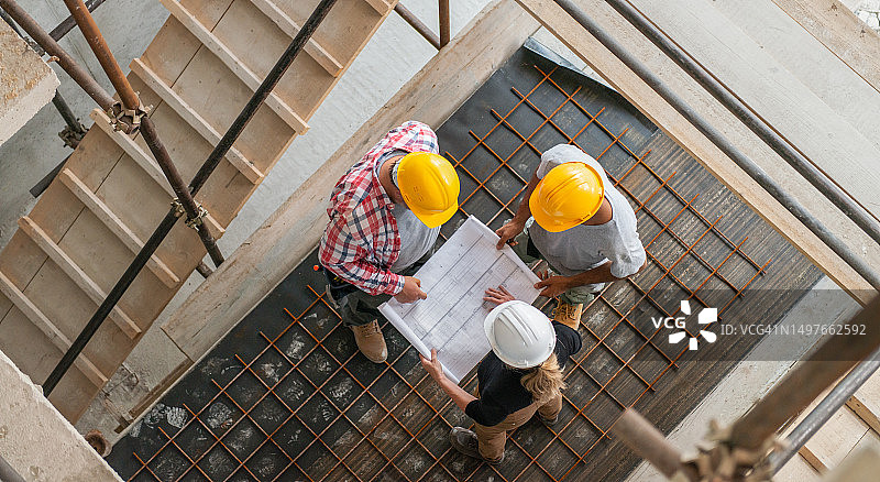 建筑工地上的建筑师、工程师和工头图片素材