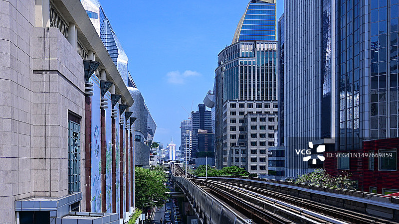 曼谷中央商务区Ploenchit地区的办公楼和摩天大楼，以及道路上的轻轨轨道图片素材