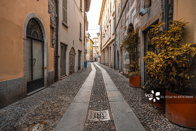 意大利科莫老城的狭窄小巷图片素材