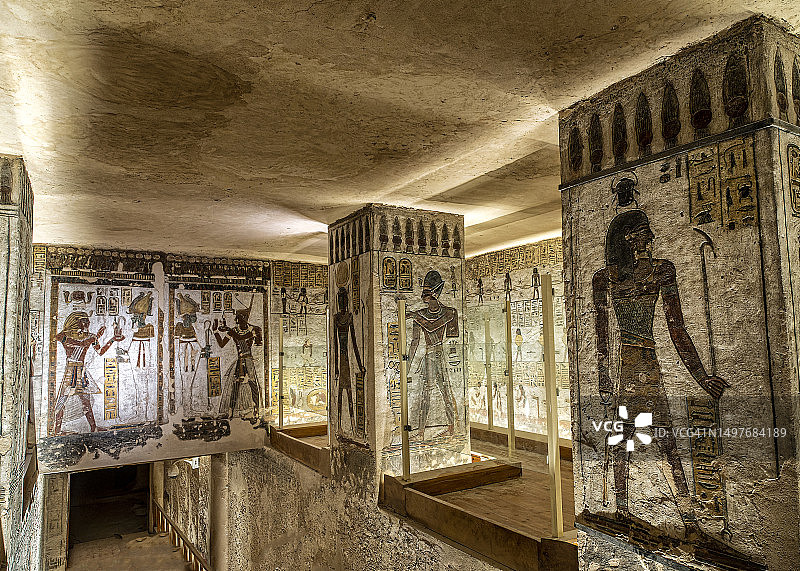 埃及帝王谷内的彩色浮雕和象形文字（拉美西斯三世墓KV 11）图片素材