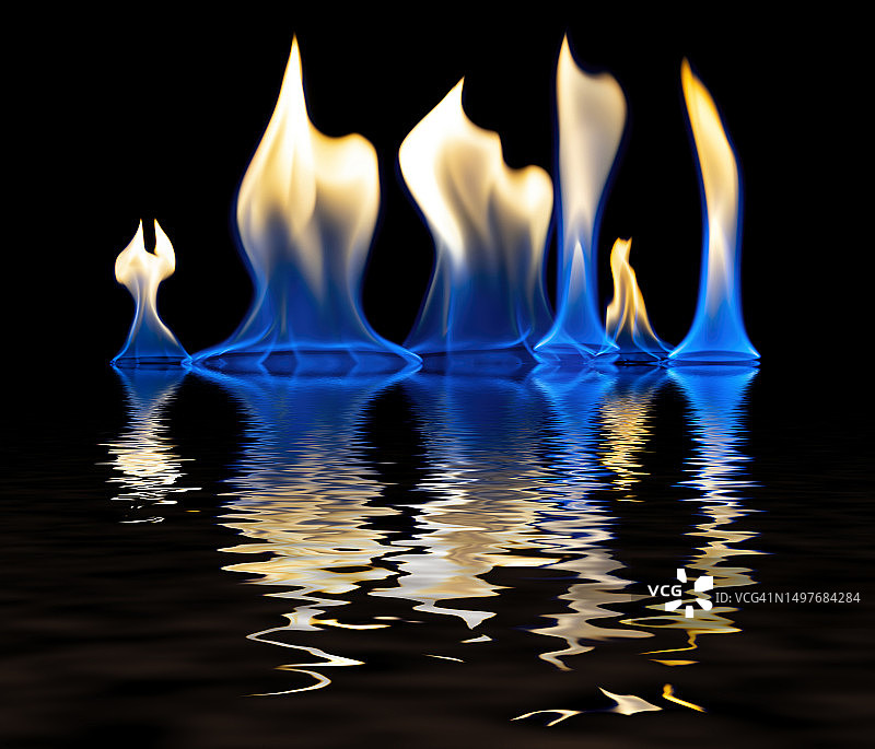 黑色背景下火焰的水面倒影图片素材