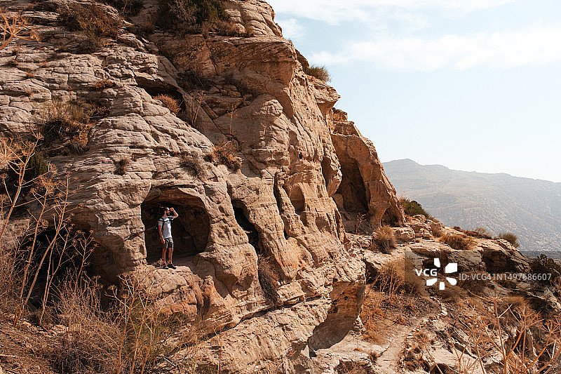男人在山洞里欣赏达纳自然保护区的景色图片素材