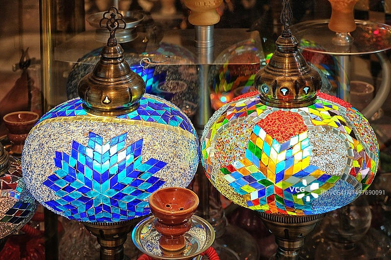集市上出售的马赛克灯特写图片素材