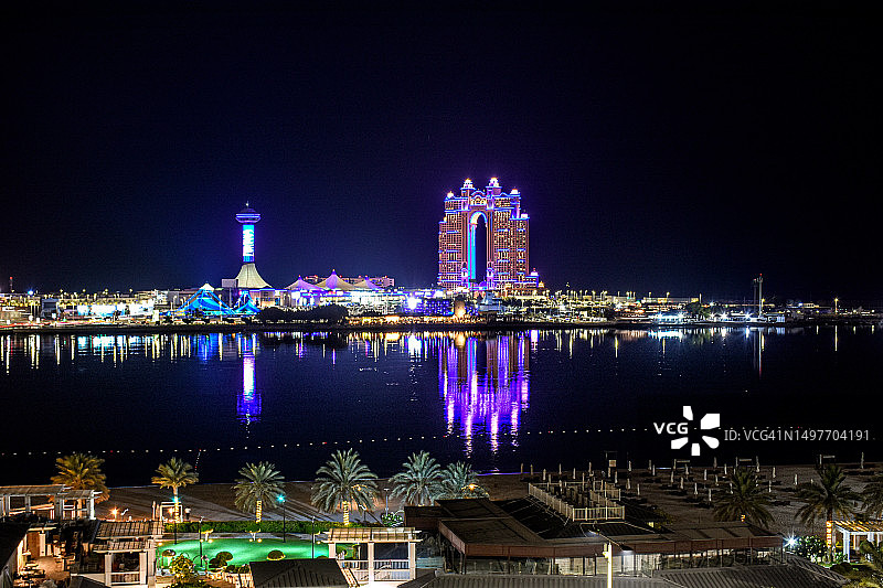 阿布扎比夜景：滨海岛拱门、观景塔和滨海大道，阿拉伯联合酋长国图片素材