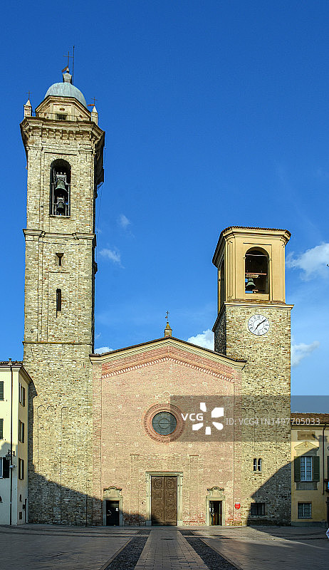 意大利艾米利亚-罗马涅大区博比奥主广场上的博比奥大教堂（“博比奥大教堂”）的中世纪外观图片素材