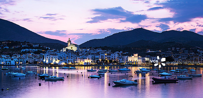 加泰罗尼亚西班牙卡达克斯镇日落图片素材