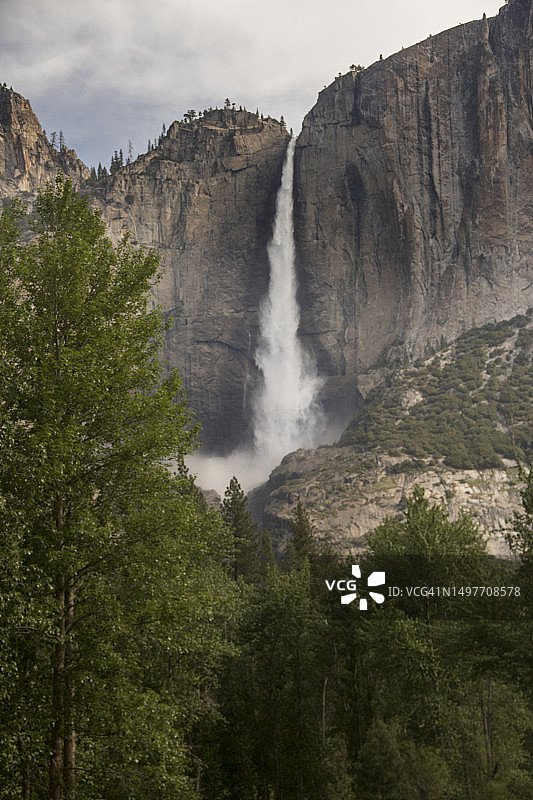 优胜美地上瀑布图片素材