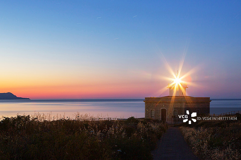 西班牙加泰罗尼亚蓬塔萨尔内拉灯塔日落景色图片素材