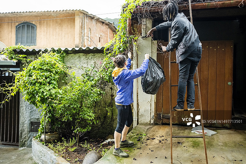 两人清理后院棚屋的旧物图片素材