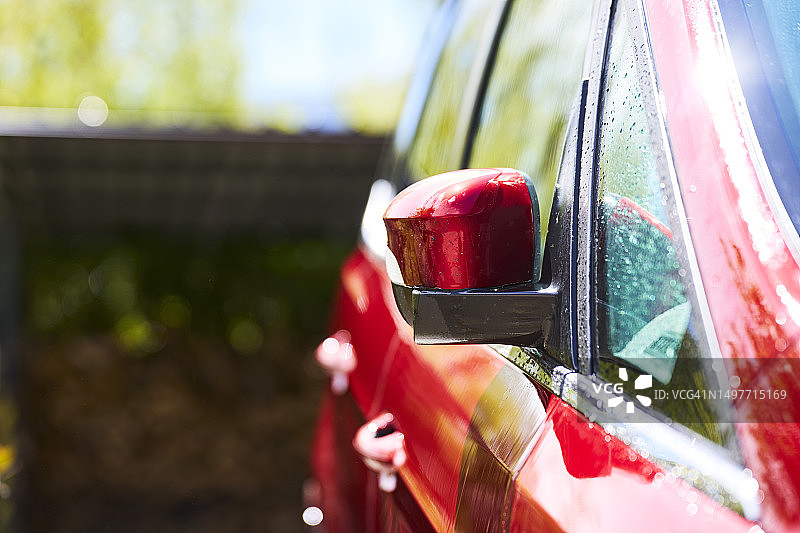 红色汽车后视镜正面，停在无人车库中图片素材