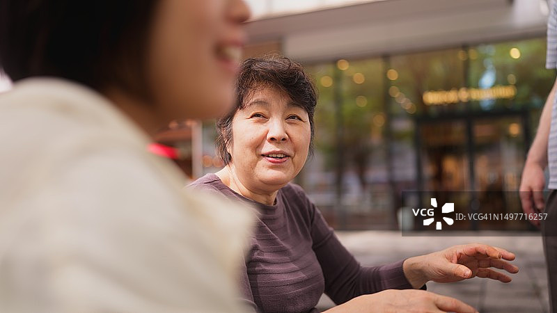 一家人在公园里愉快地交谈图片素材