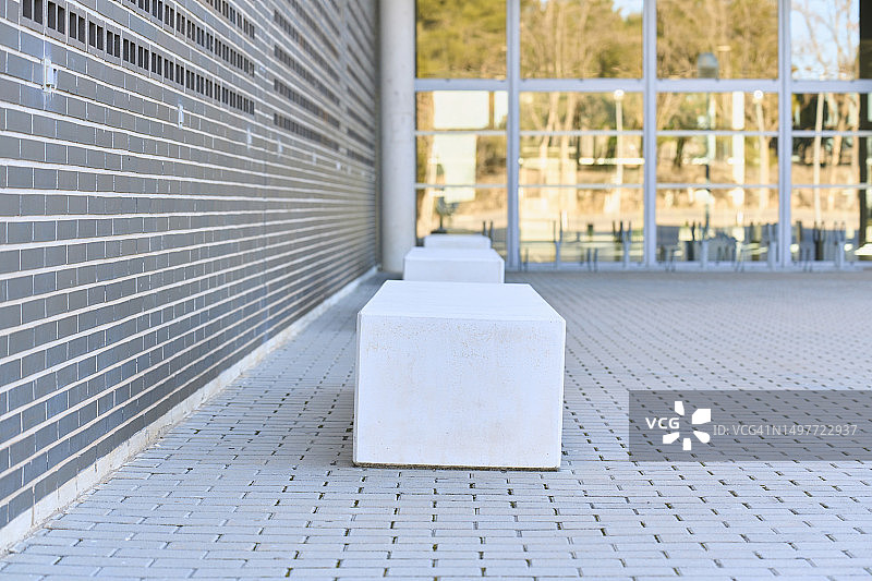 建筑物入口处的白色立方体公共座椅图片素材