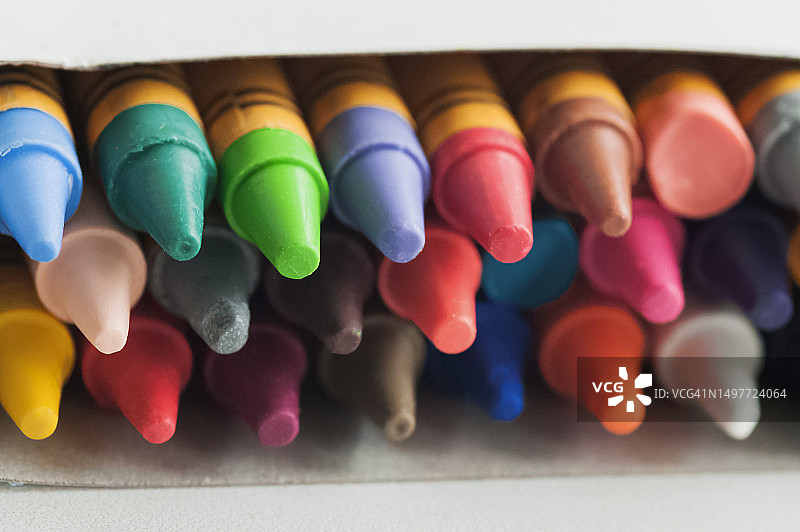 回到校园的概念。彩色蜡笔特写。图片素材