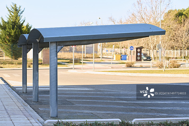 城市晴天临街有顶棚的空旷停车场图片素材