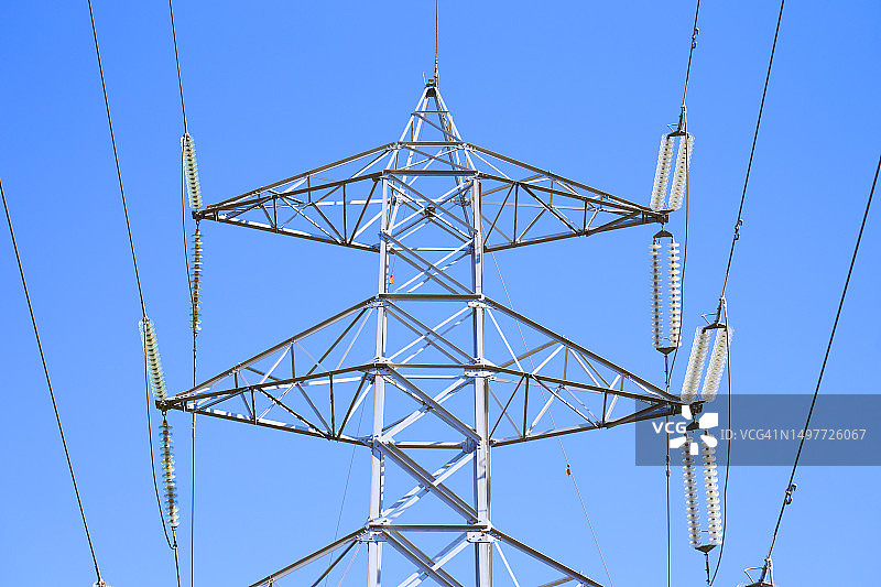 高压电塔，电线上的绝缘子，背景是晴朗的蓝天图片素材