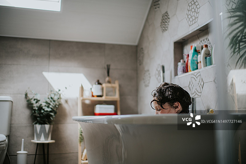 儿童在浴室享受泡澡图片素材