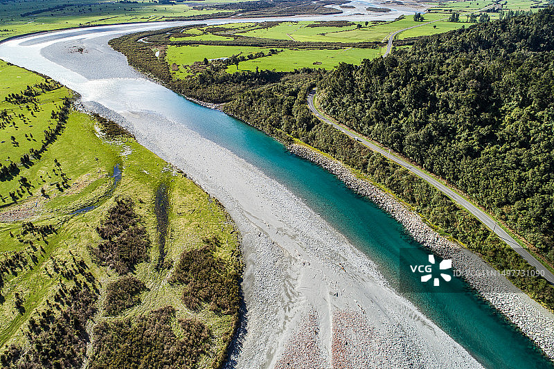 冰川径流形成的碧绿河流系统航拍图片素材