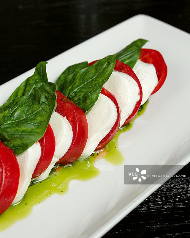 新鲜的莫扎里拉奶酪配番茄和罗勒图片素材