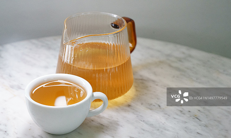 热茶与茶壶特写，背景干净且有留白图片素材