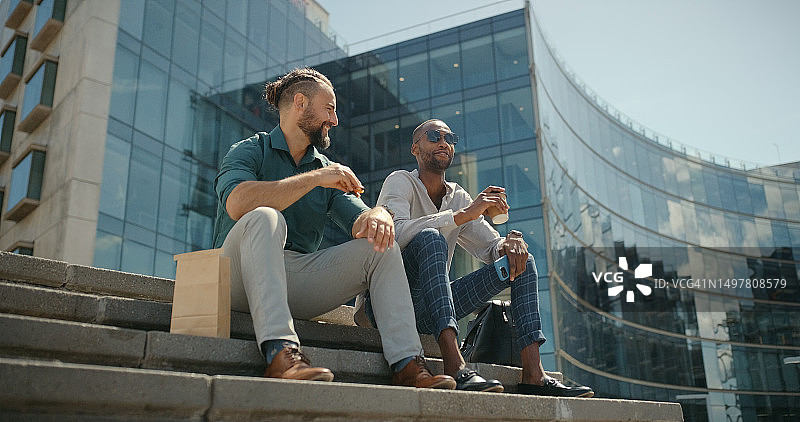 商务人士户外午餐交流计划，共商多元化咖啡目标图片素材