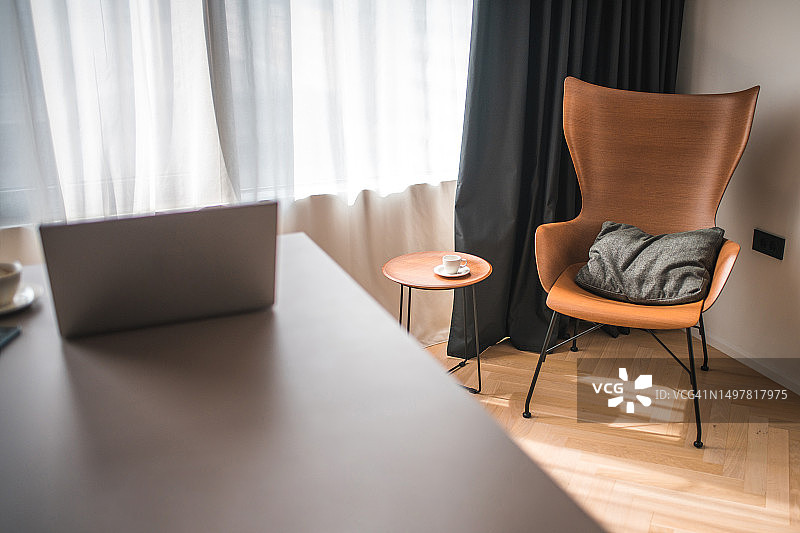 现代公寓角落的椅子和沙发图片素材