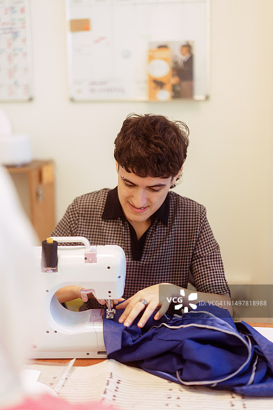 多人讨论升级回收工作室图片素材