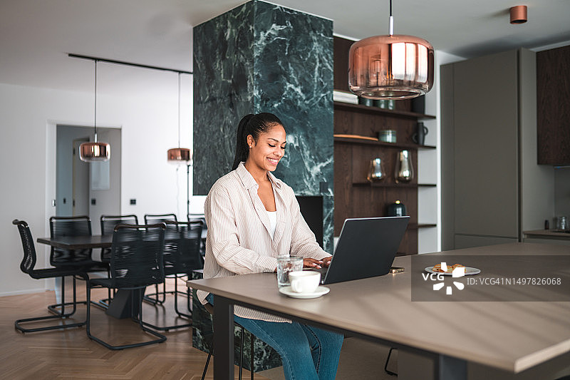 中美洲女性办公室秘书进行视频通话图片素材