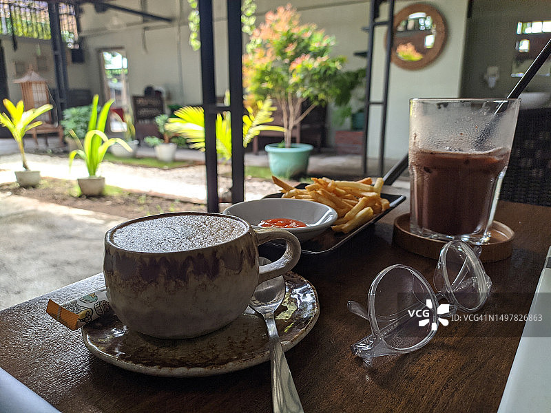 咖啡馆里的饮品和食物图片素材