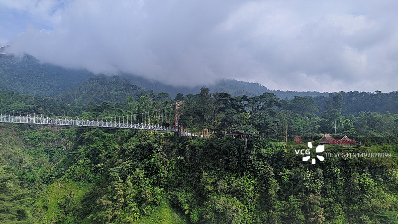 默拉皮火山脚下的山间桥梁氛围图片素材